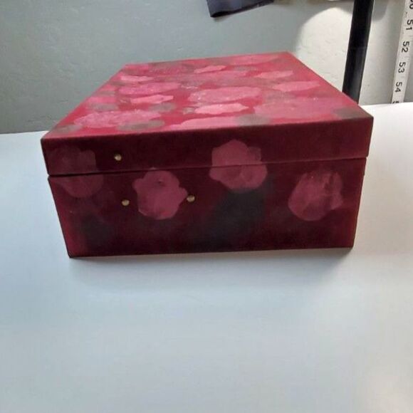 Hand-Painted Jewelry Box in Pink Roses and Green Leafs with a Brass knob - Picture 5 of 10